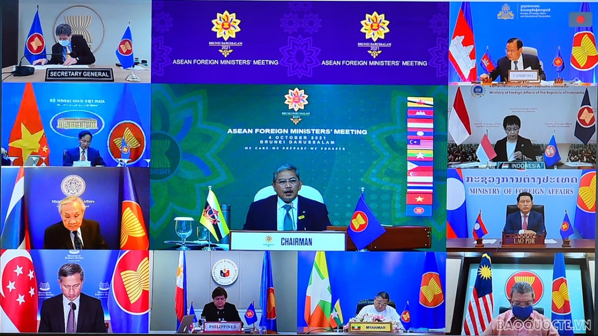 ASEAN Ministers examine community building efforts, East Sea issue